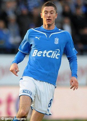 已成巨星的莱万多夫斯基，面容轮廓刚毅，眼神依旧纯粹而专注，仿佛还是当年那个在华沙街头追梦的少年。