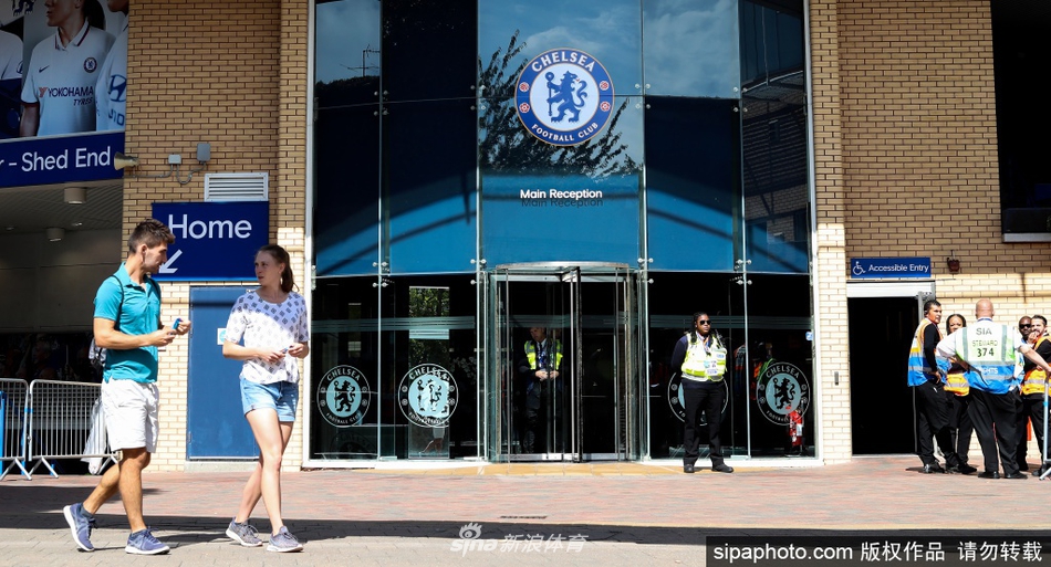 斯坦福桥球场的科巴姆酒店内，精心准备的早餐与生活用品静候着它的临时主人，每一处细节都诉说着俱乐部对守护生命的医护人员最质朴的关怀与感谢。