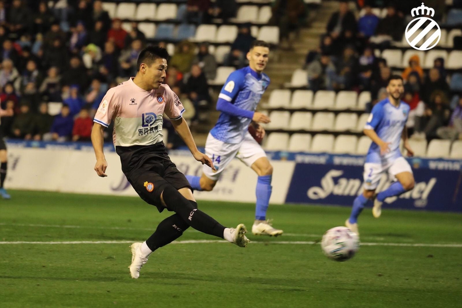 进球后的武磊握拳怒吼激情庆祝，身边是蜂拥而至的队友，这一刻，他是球场上最闪耀的绝对主角。