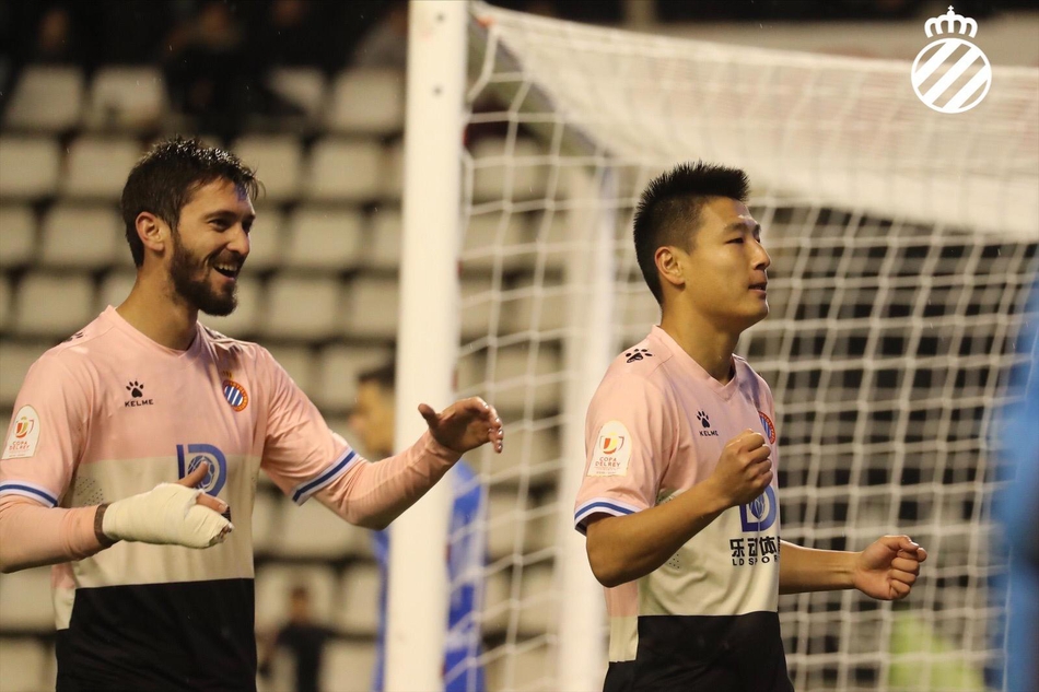 完成蝎子摆尾破门后，武磊脸上露出略带惊喜的笑容，这粒充满想象力的进球让他自己也沉醉其中。