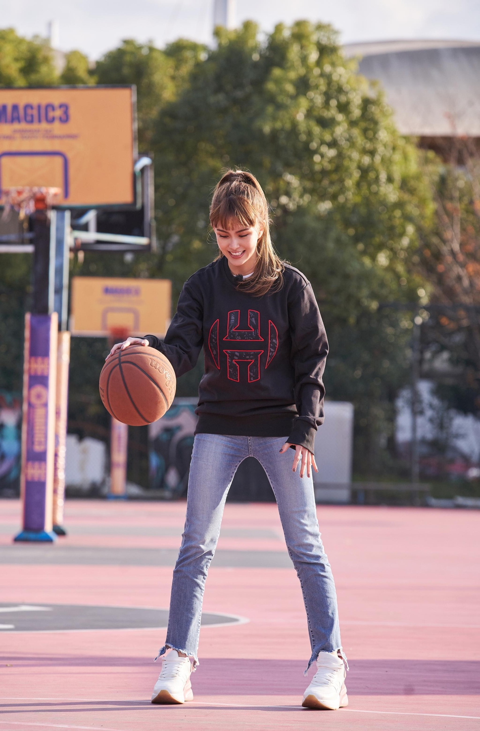 镜头特写昆凌投篮后的手部动作，她手指自然分开指向篮筐，手腕微微下压，展现出标准的随球动作，细节之处尽显专业范儿。