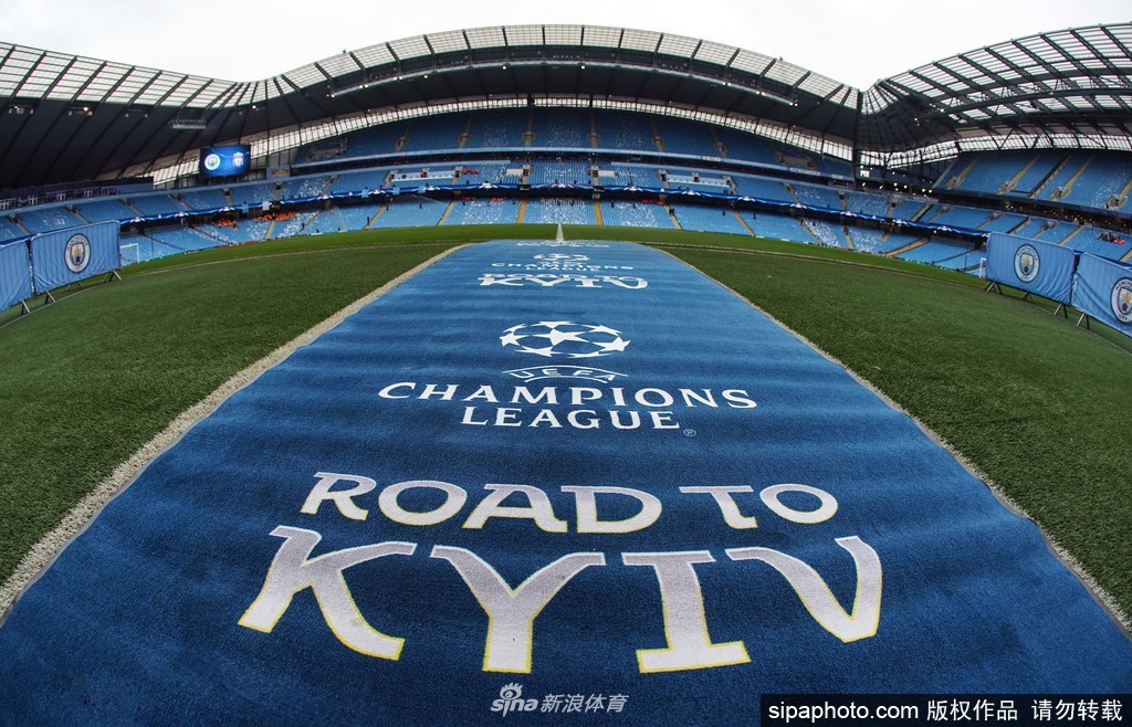 俯瞰伊蒂哈德球场，蓝天白云下的宏伟建筑静静矗立。它暂时告别了比赛的喧嚣，却因为即将成为抗疫医护人员的培训基地而拥有了另一份沉甸甸的荣耀与温情。