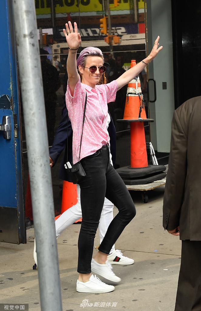 拉皮诺埃弯下腰，与一位坐在父亲肩头的小球迷击掌。她脸上绽放出灿烂的笑容，那份来自童真的互动，让这位球场上的铁血队长流露出无限的温柔与亲和力，周围的欢呼声仿佛能透过画面传递出来。