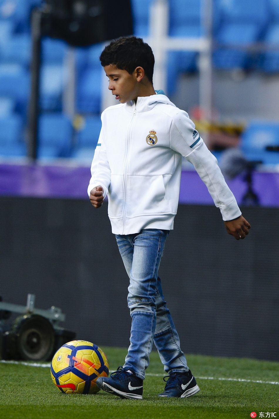 皇马星二代伯纳乌撒欢 迷你罗领衔一副大哥范儿