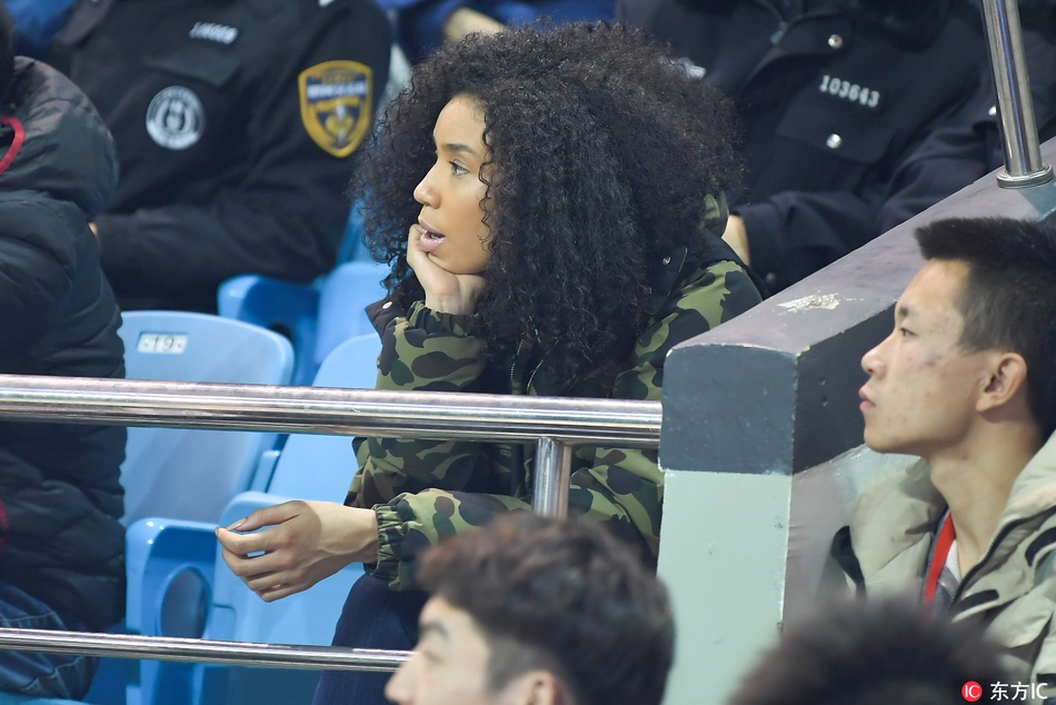 比赛结束后，韦弗的妻子依然坐在看台上，眼神中或许有一丝对结果的遗憾，但更多的是对丈夫拼搏精神的赞许，她正准备起身，去拥抱那个今晚战斗到最后一刻的英雄。