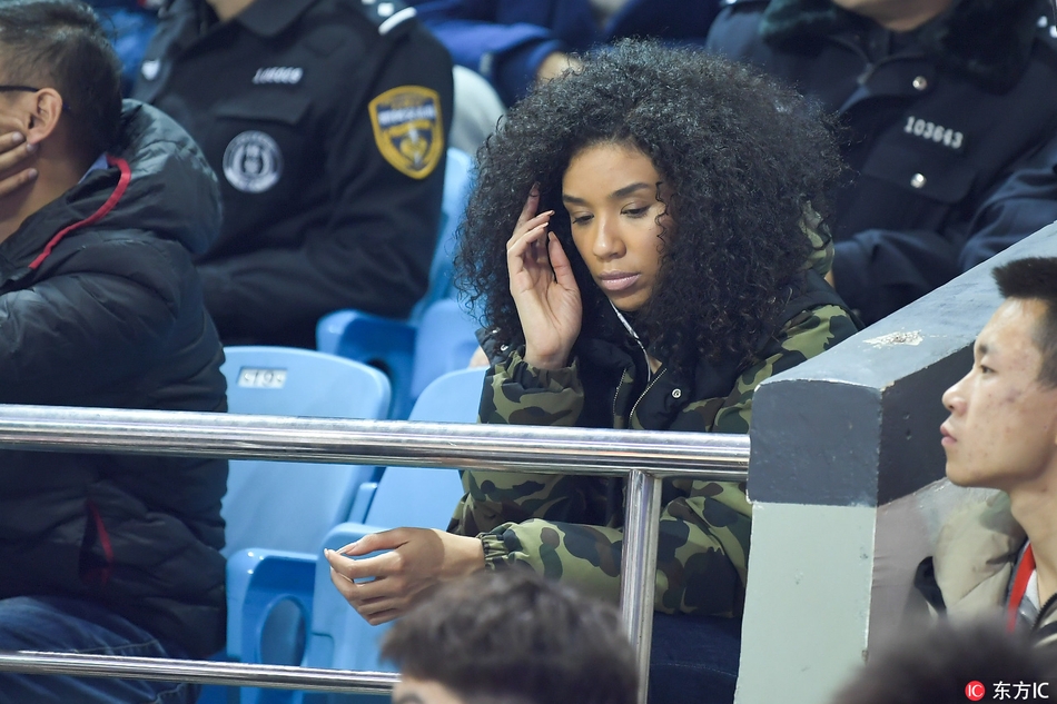 中场休息时，韦弗的妻子拿起手机，或许是想记录下这一刻的心情，又或是向远方亲友分享现场的热烈气氛，她脸上淡淡的微笑，仿佛是对丈夫最大的鼓励。