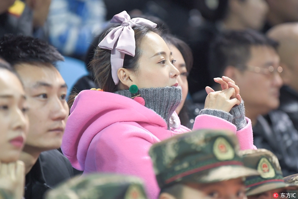 一位长发及肩的漂亮女球迷，赛后依然安静地坐在座位上，眼神中带着一丝对比赛失利的遗憾，但更多的是对球队下一场胜利的坚定期待。