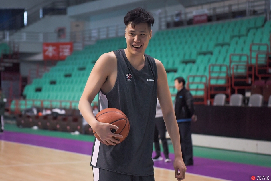 外援哈德森在训练间隙调整护具，眼神中透着一股杀手的冷峻，这位总决赛MVP在那一年的故事，正是从这样日复一日的苦练开始写起。