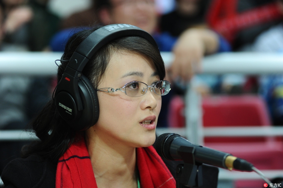 镜头拉近，这位美女解说员嘴角带着淡淡笑意，仿佛对场上的战术变化了然于胸，恬静中透着自信