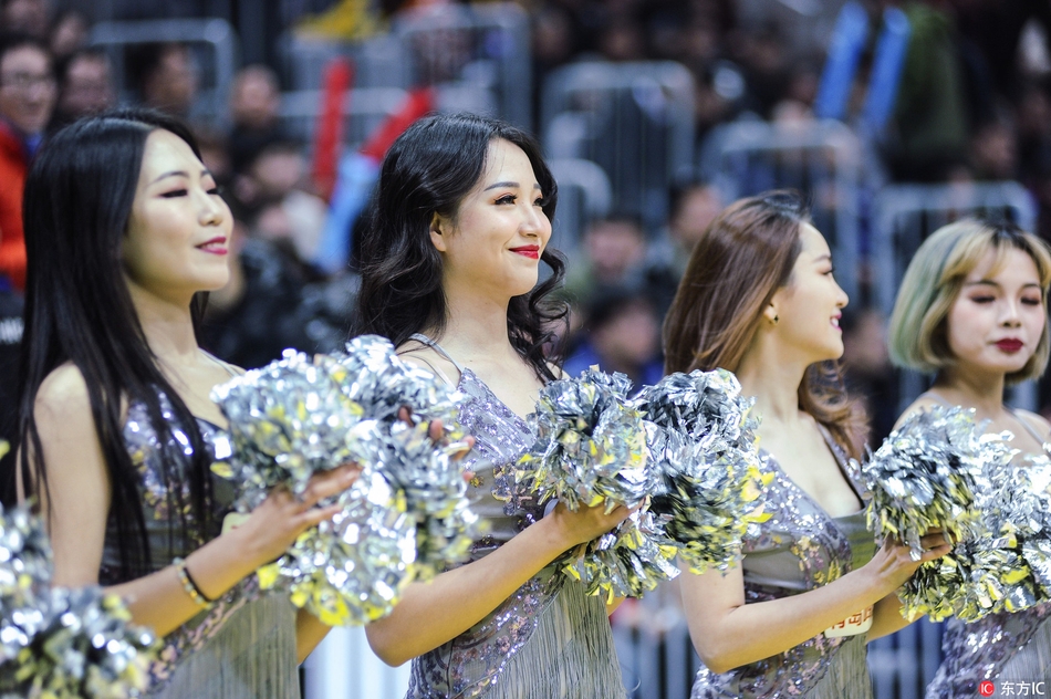 侧后方视角记录下宝贝们队形变换的精彩瞬间,她们手中的手杖整齐划一地指向天空,在体育馆绚烂的灯光下,宛如一片闪闪发光的魔法森林。