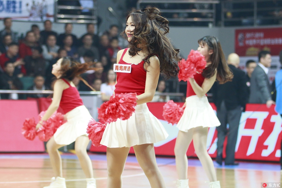 福建啦啦宝贝们在球场上跃动,橙色短裙似火焰翻飞,她们高举手臂,脸上洋溢着灿烂笑容,瞬间点燃了主场观众的热情