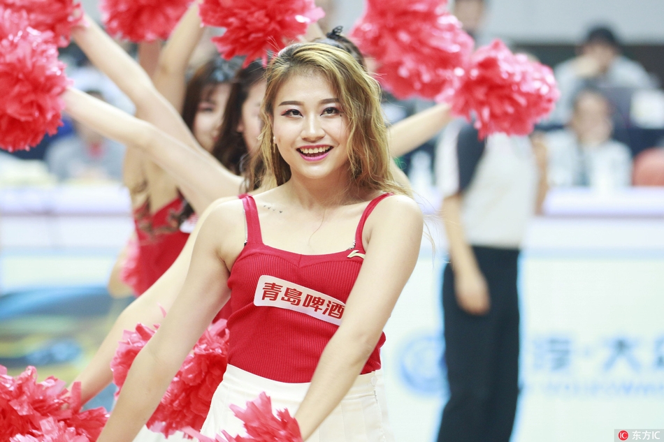 镜头拉近,这位扎着高马尾的啦啦队员眼神专注而明亮,手中的花球仿佛也被她的激情点燃,每一个动作都充满了力与美的张力