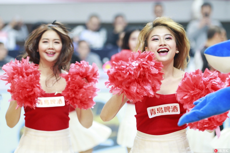 在球场中央,数名啦啦队员排成一列,她们同时踢腿转身,裙摆飞扬,动感的节奏仿佛要冲破屏幕,为紧张的比赛注入了一股青春的活力风暴