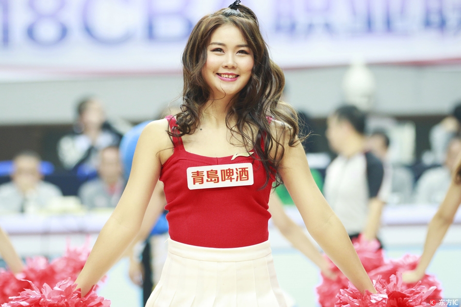 表演结束后,一位啦啦宝贝回眸看向镜头,额前的碎发被汗水打湿,却遮不住她眼中闪耀的光芒,背景是模糊的赛场灯光,这一刻,她是赛场上最动人的焦点