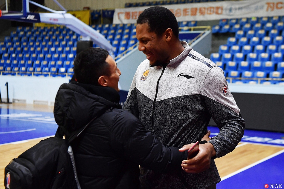 霍尔曼与广厦体能教练双手紧握,两人相视大笑,眼神中传递着无需言语的兄弟情谊