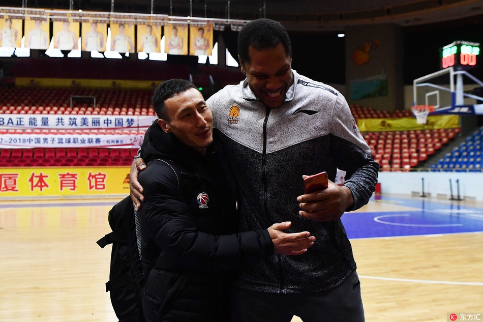 霍尔曼在对抗中卡位要球,肌肉紧绷,眼神坚毅,面对昔日队友的防守毫不退让