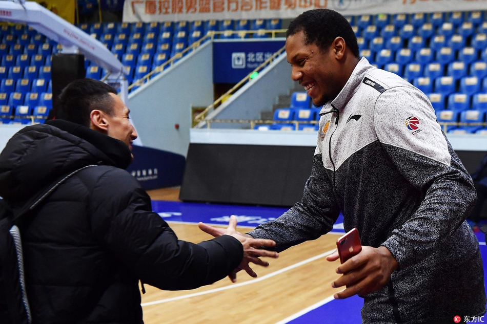 霍尔曼在训练场上露出标志性的灿烂笑容,露出大白牙,眼神里满是对这片场地的眷恋