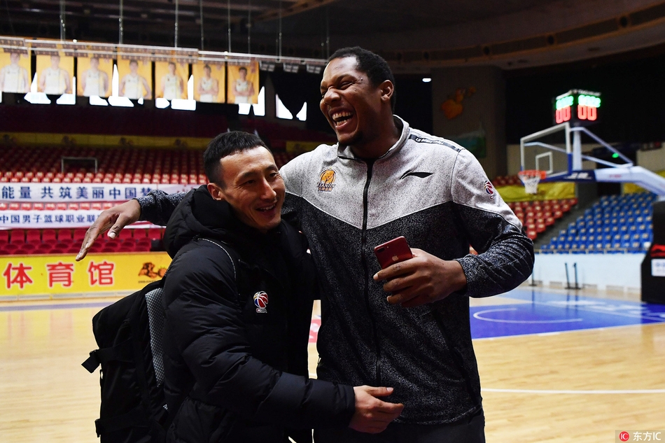 霍尔曼在训练中专注地投篮,肌肉线条在灯光下显得格外分明,每一次出手都仿佛在向老友证明自己依旧强大