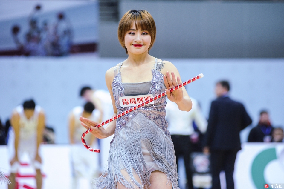 领舞的宝贝眼神专注而灵动,手中的手杖在她身畔划出优雅的弧线,身后的队友们则以整齐的队列和统一的舞姿,营造出极具层次感的舞台效果,尽显团队默契。