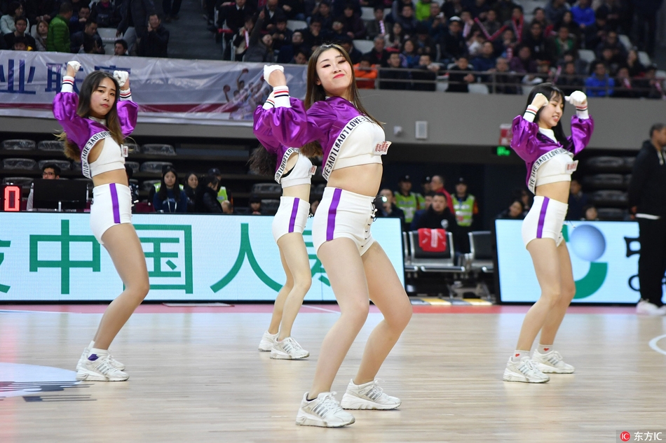 宝贝们扎着利落的马尾,身着闪亮流苏短裙,在浙江主场的地板上跳跃旋转,每一个动作都充满了青春的朝气。