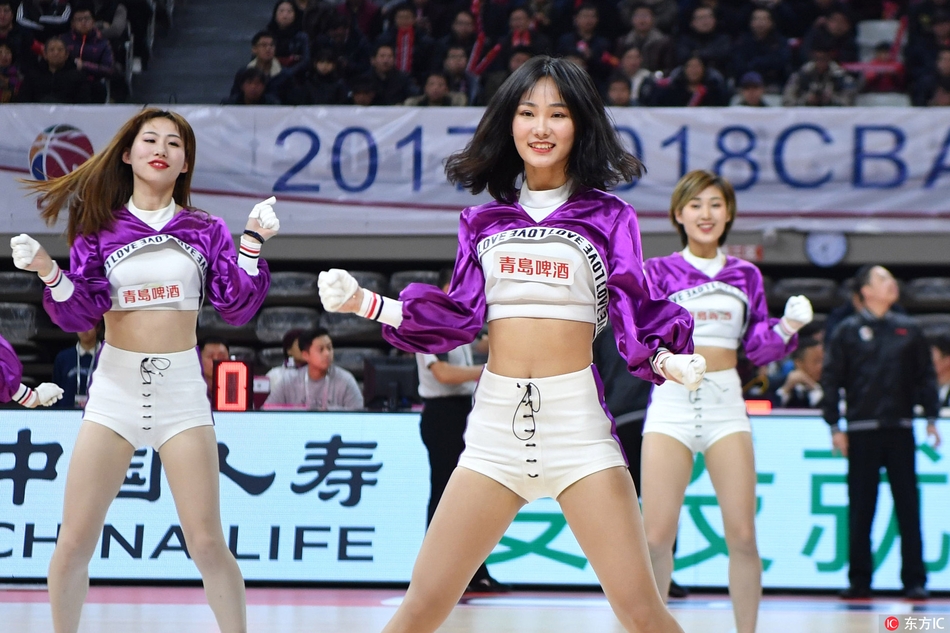 啦啦队宝贝身着金色战袍,在浙江主场看台前尽情舞动,秀发飞扬,瞬间点燃了全场球迷的热情。