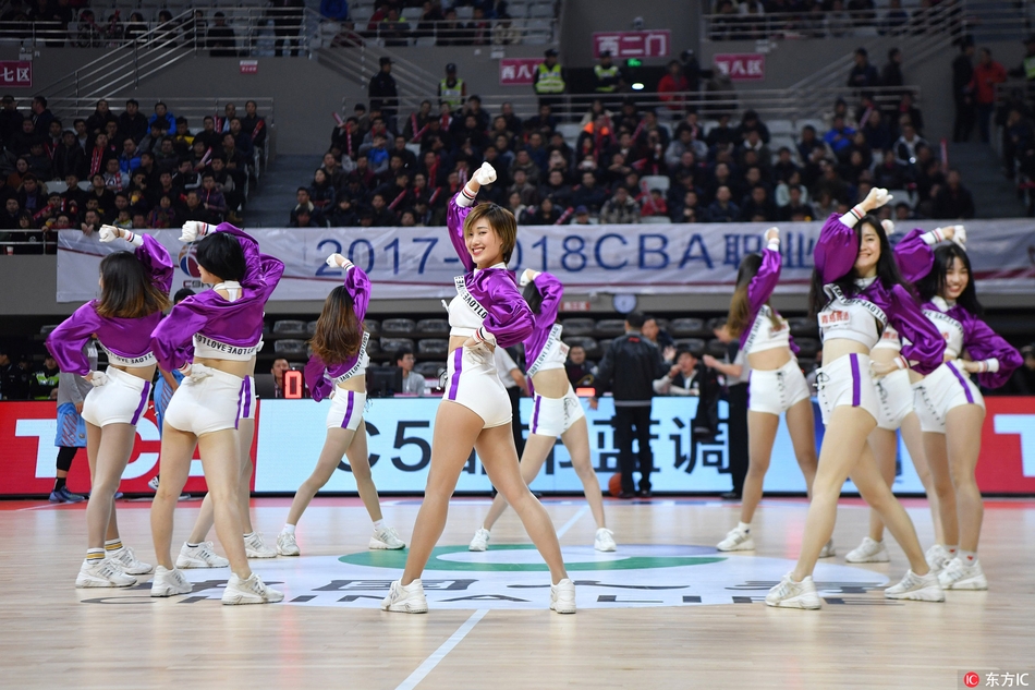 即使在比赛暂停的间隙,啦啦队宝贝们也丝毫不懈怠,她们随着音乐节奏律动,用热情洋溢的舞步为场上的球员加油打气。