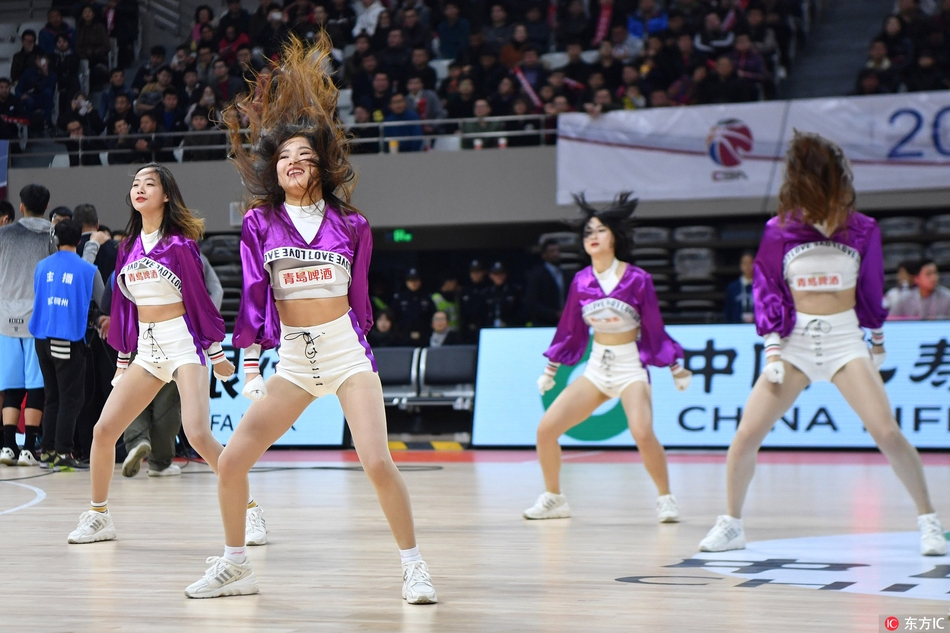 中场时刻,篮球宝贝们摆出酷炫的 ending pose,她们整齐划一的动作和自信的笑容是赛场边最亮丽的风景线。