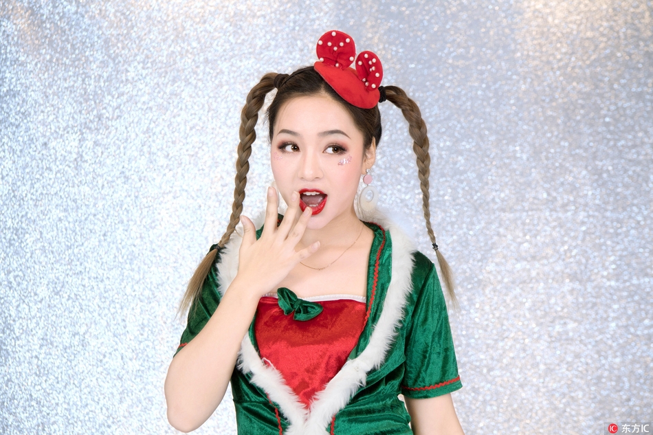 广厦啦啦队热舞瞬间，动感身姿配合圣诞装饰，将节日氛围推向高潮