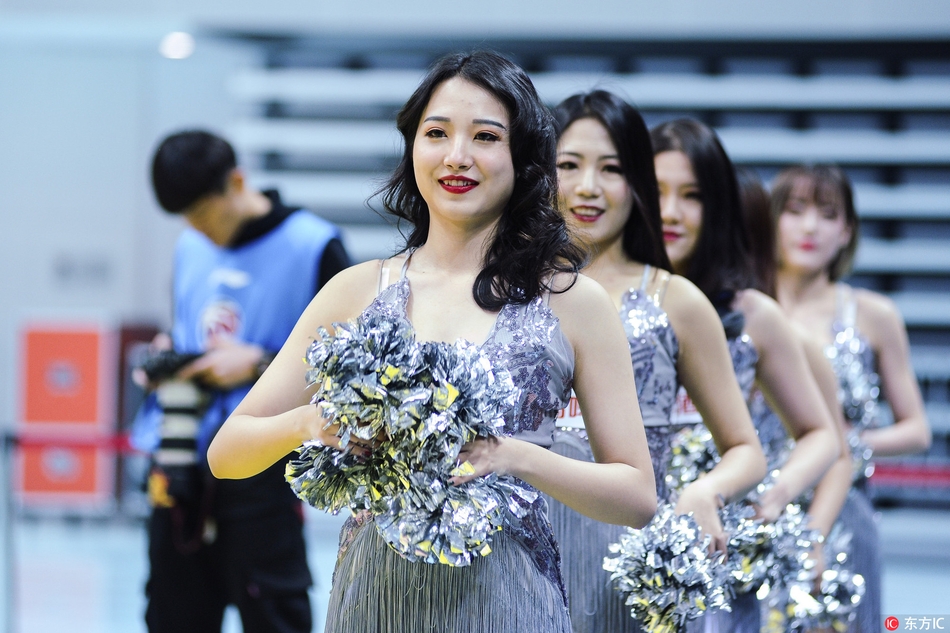 表演进入高潮,所有宝贝一齐将手杖高高抛起又稳稳接住,这一高难度动作引得全场惊呼。她们脸上洋溢的灿烂笑容,比场内的灯光更加耀眼夺目。