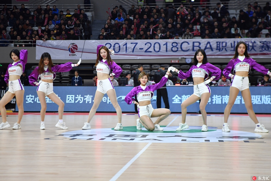 即使是背景板后的惊鸿一瞥,也能感受到啦啦队宝贝们的专注与投入,她们的热情感染着现场的每一位观众。