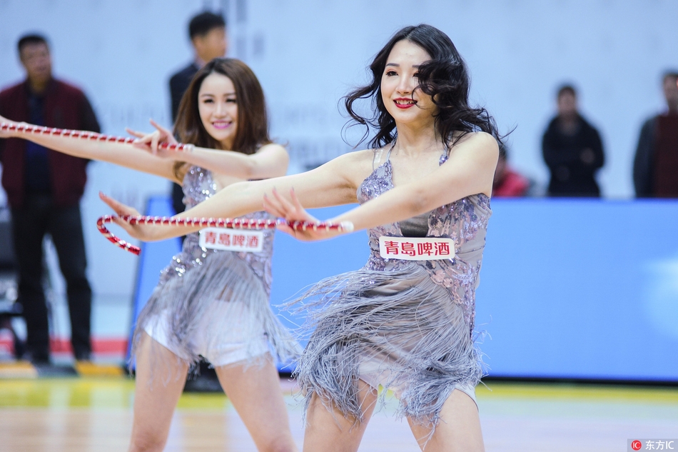 近景镜头下,宝贝们甜美可爱的面容与酷炫的手杖形成鲜明对比,飞扬的发丝和自信的眼神里,写满了属于篮球宝贝的青春活力与专业素养。