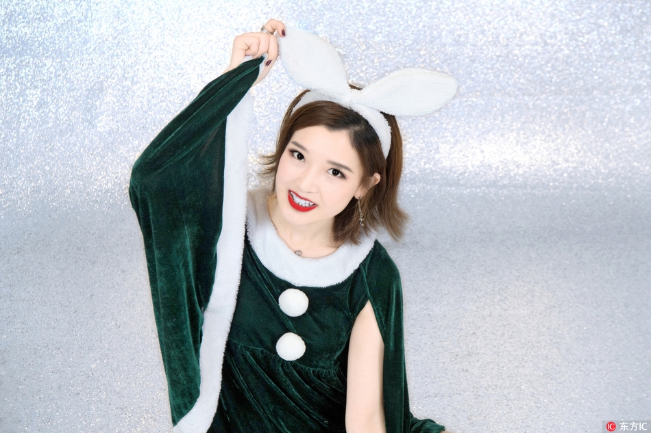 广厦啦啦宝贝集体亮相，红色圣诞裙装配灿烂笑容，满屏喜庆气息扑面而来