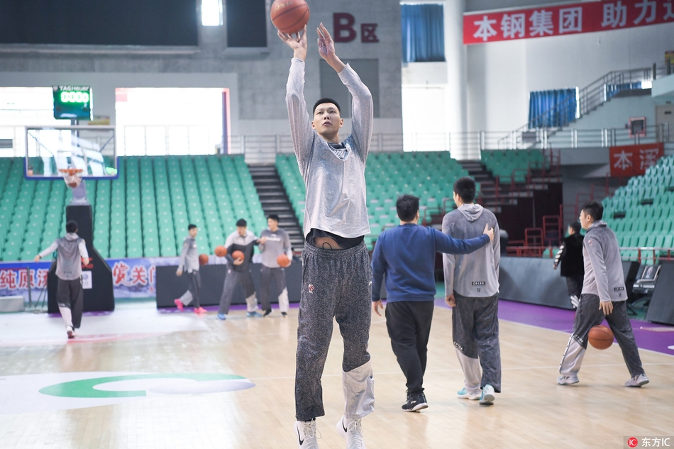 队长周鹏持球加速突破,训练中展现锋利脚步,防守球员紧跟不舍
