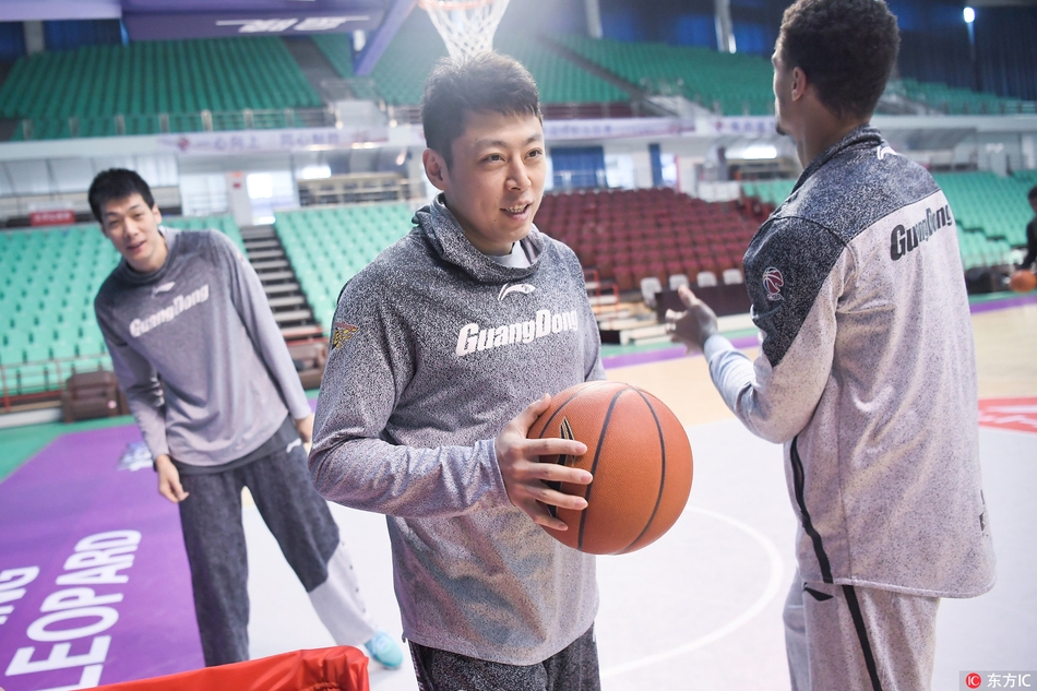 外援尼克尔斯内线要位成功,张开双手示意传球,身后防守者全力顶防