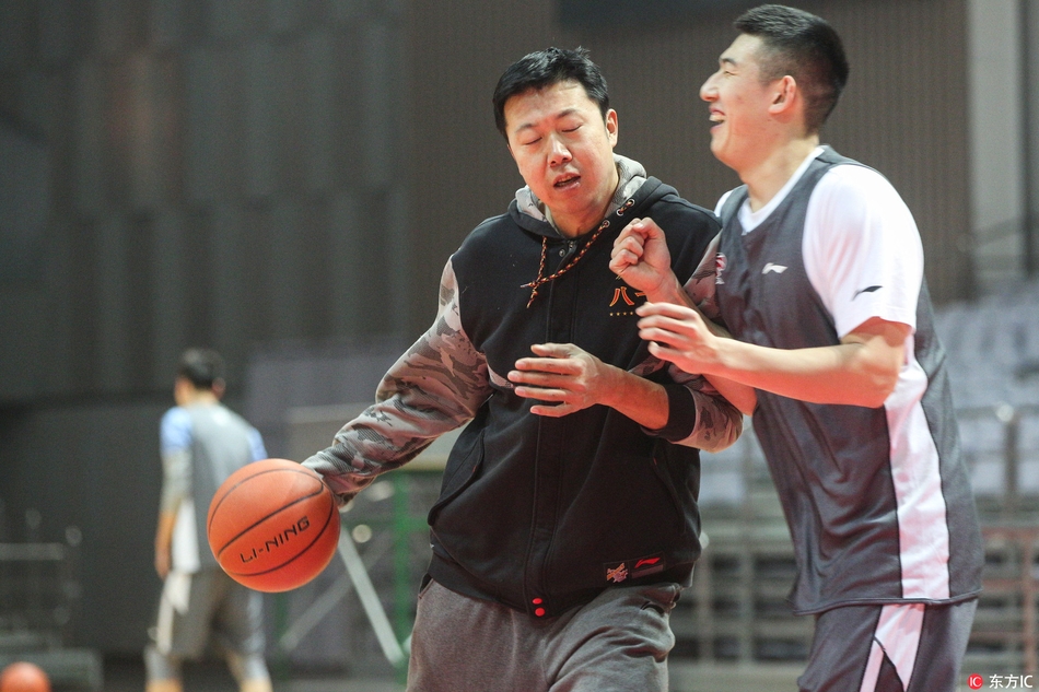 全体球迷将训练场围得水泄不通，王治郅站在场地中央带头鼓掌，向热情的宁波拥趸们致意。