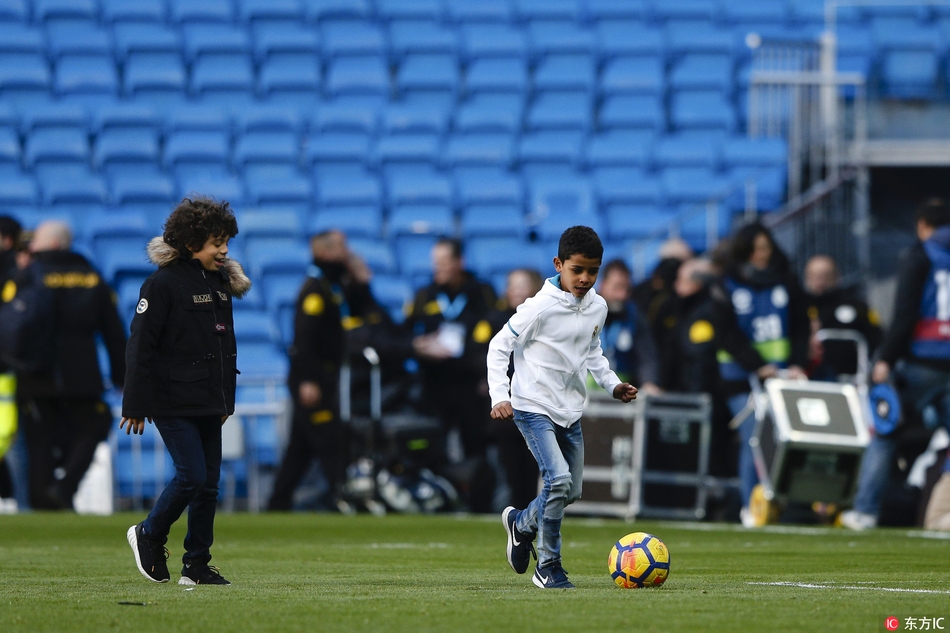 皇马星二代伯纳乌撒欢 迷你罗领衔一副大哥范儿