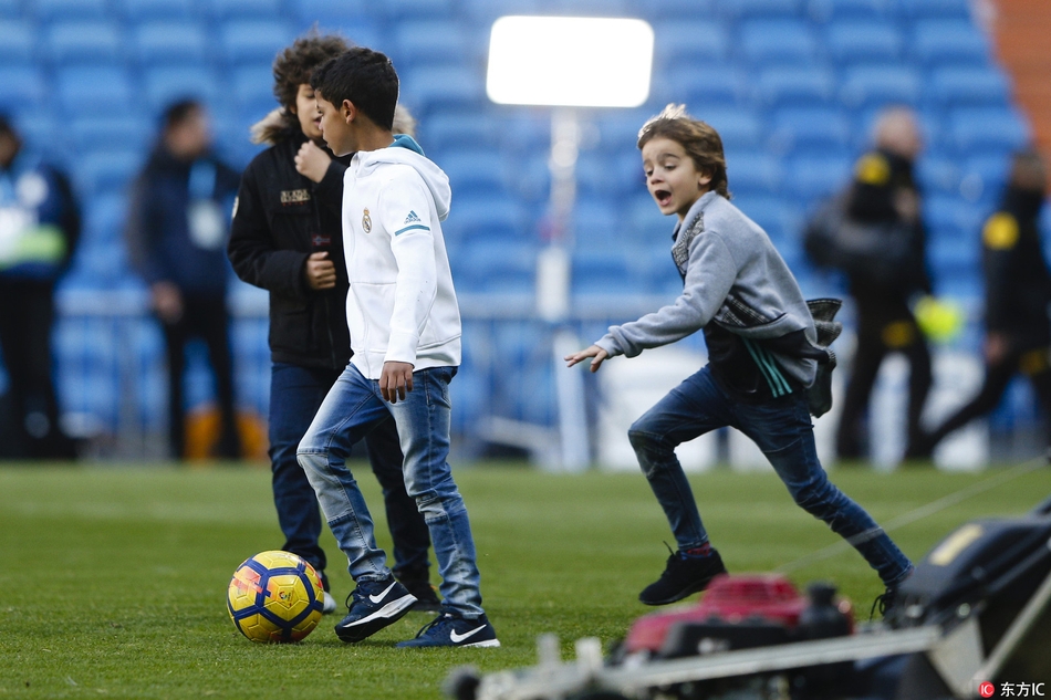 皇马星二代伯纳乌撒欢 迷你罗领衔一副大哥范儿