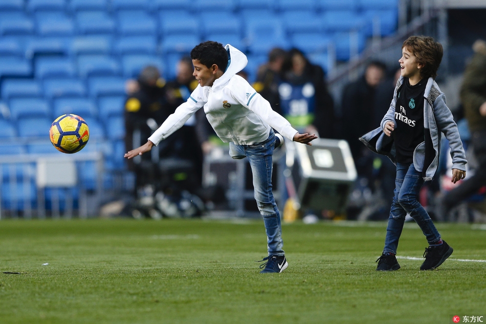 皇马星二代伯纳乌撒欢 迷你罗领衔一副大哥范儿