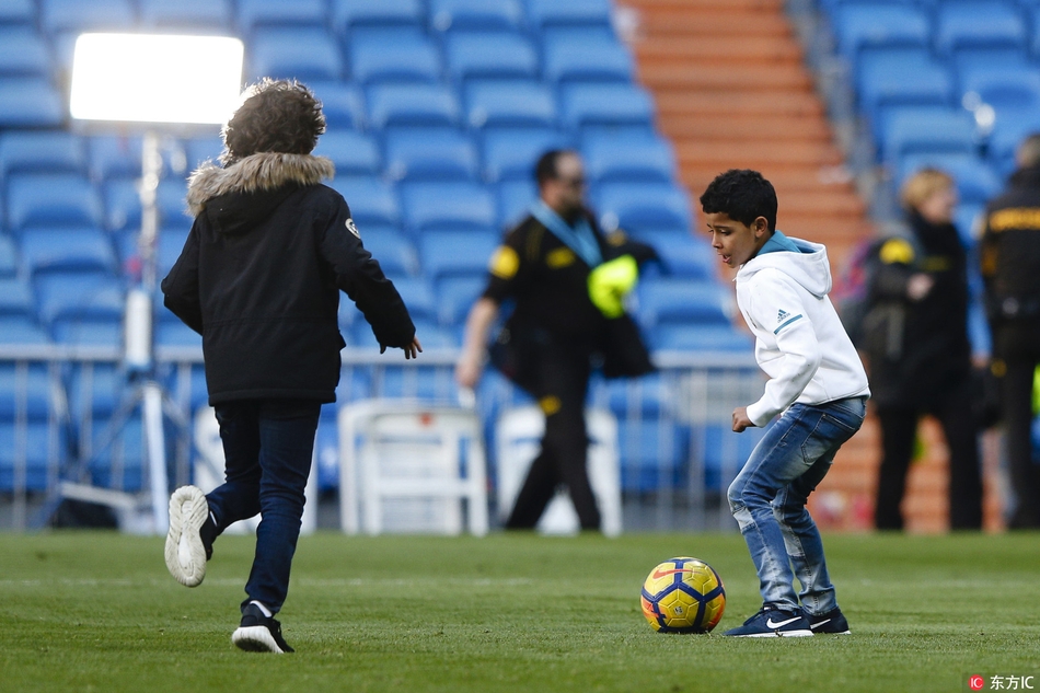 皇马星二代伯纳乌撒欢 迷你罗领衔一副大哥范儿