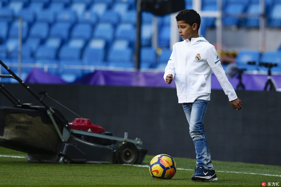 皇马星二代伯纳乌撒欢 迷你罗领衔一副大哥范儿