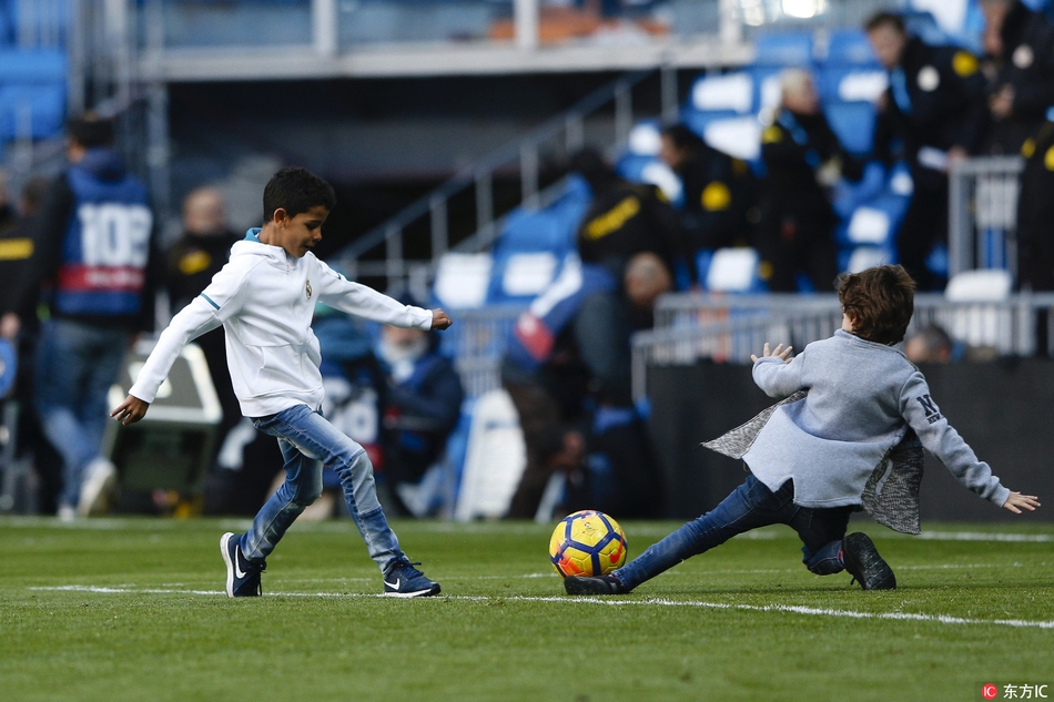 皇马星二代伯纳乌撒欢 迷你罗领衔一副大哥范儿