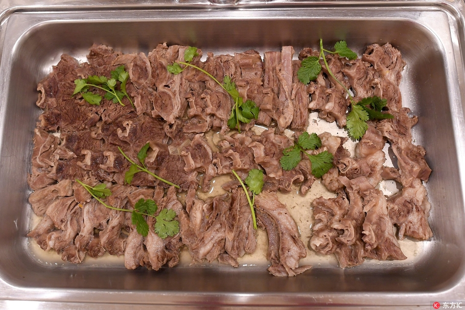 一颗颗晶莹剔透的荔枝摆放成精致的造型，新鲜的水果不仅是味蕾的调剂，更是补充维生素和膳食纤维的必需品。