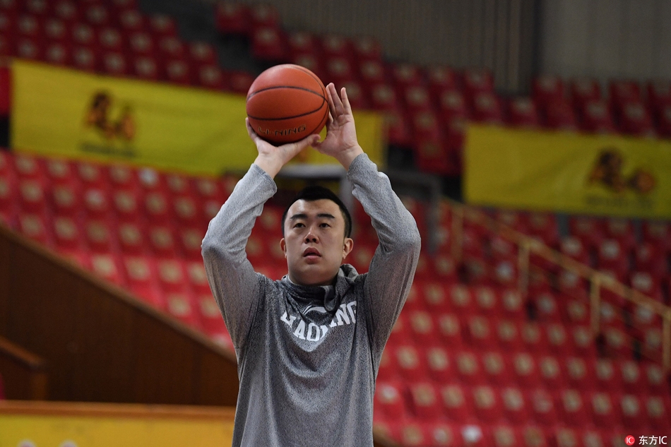 刘志轩侧身观望,眼神中透露着沉着与冷静,仿佛能看穿即将到来的对手所有的战术变化。