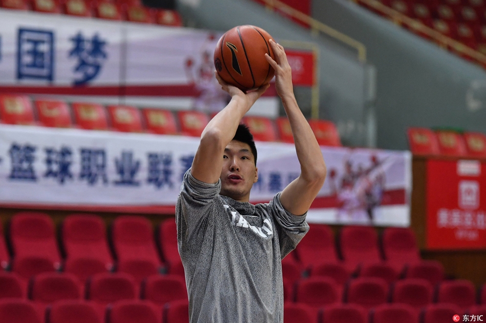 哈德森目光如隼,手中的篮球划过杭州的穹顶,划出的弧线仿佛早已瞄准了几个月后的总冠军奖杯。