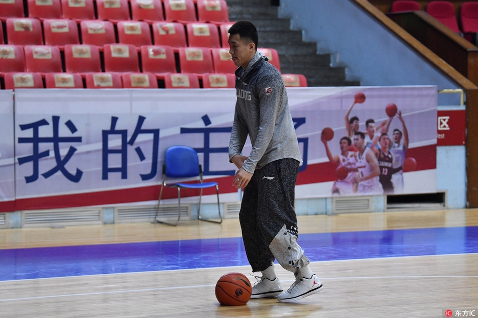 在杭州的场馆里,辽篮将士们眼神如炬,拉伸的不仅是筋骨,更是对胜利的渴望。