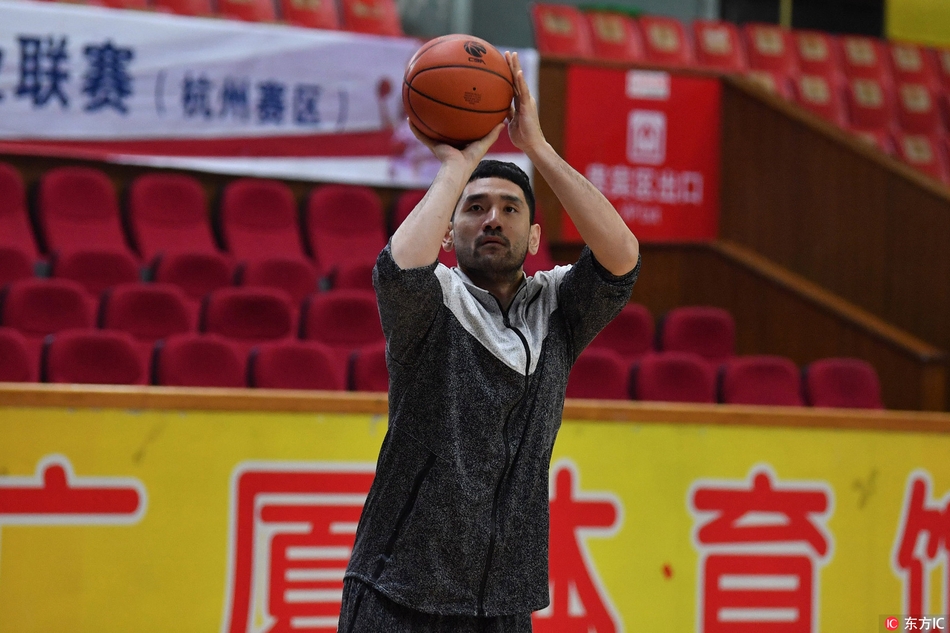 郭艾伦运球如风,脚下的步伐如同江南的雨丝般细密,每一次变向都在书写着新星崛起的篇章。