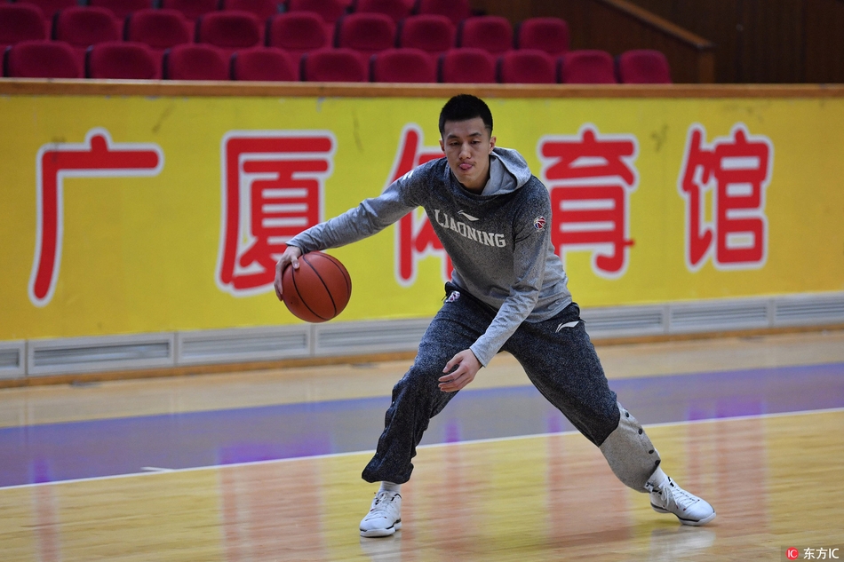 全队集结,主帅在场边指点江山,球员们手搭着手,齐声高喊,团队的意志在这一刻凝聚成一股不可战胜的力量。