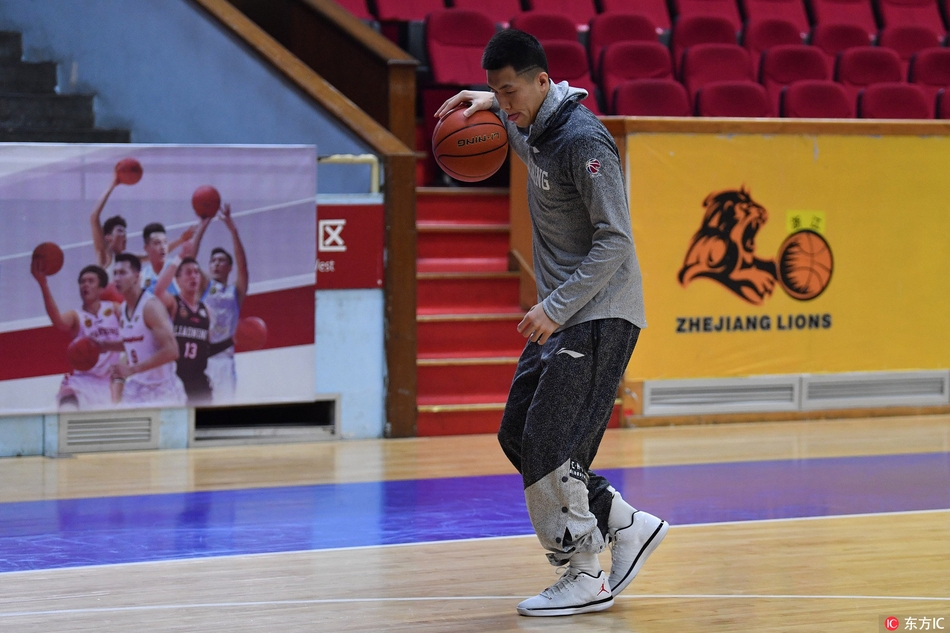 韩德君在内线卡位,庞大的身躯如同铁塔一般,守护着辽篮的禁区,也守护着全队的夺冠梦想。