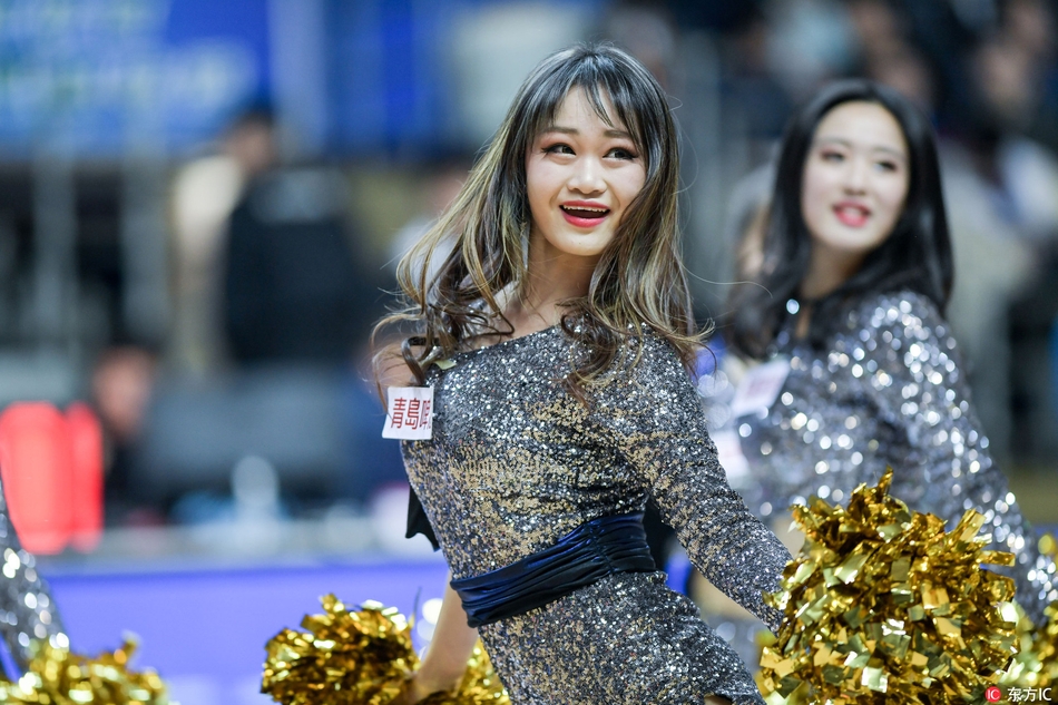 赛场中央，四位啦啦宝贝摆出俏皮可爱的结束造型，飞扬的裙摆和自信的眼神相互映衬，定格了这场篮球盛宴中最温柔而又充满活力的瞬间。