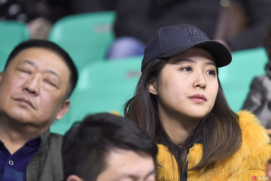 比赛结束后，一位美女球迷举起手机，脸上洋溢着胜利的喜悦，想要记录下这属于辽宁男篮的大比分狂胜之夜，将快乐分享给朋友。